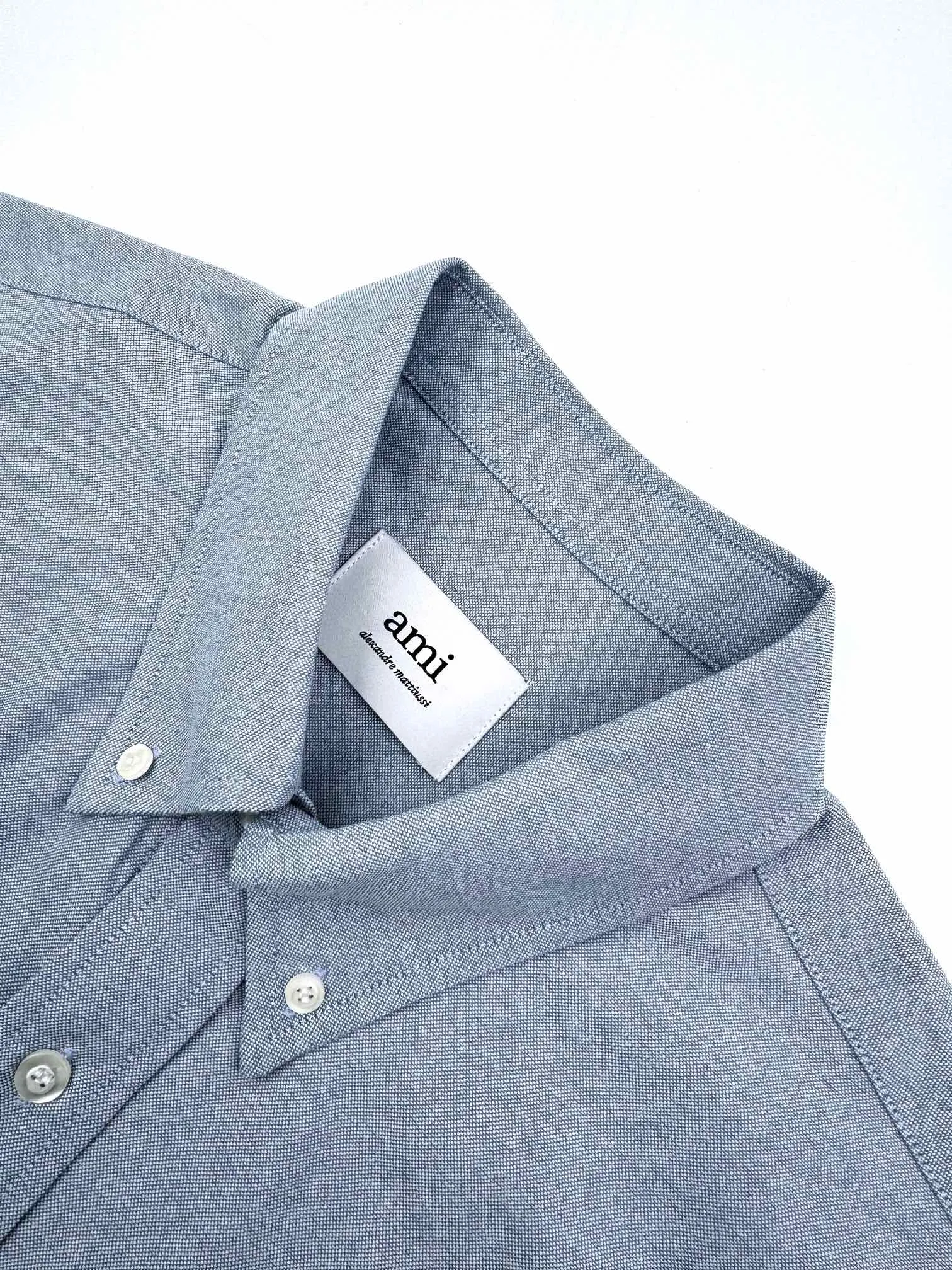 Ami Paris love embroidered box shirt. Customized luxurious Oxford cloth. Excellent texture. Comfortable and close to the skin. Gray and blue elegance. Quiet and elegant. A bright red love heart jumps on the chest. It is embellished like a work of art. Casual yet exquisite. It is the ultimate simplification of color. It also conveys the love and persistence of life. The minimalist shape contains the soul of fashion. Process 1: Use imported machine embroidery technology. Use advanced computer control system and precision mechanical components to realize Ami Loving embroidery work with high precision and smooth and delicate lines. Process 2: The fabrics are washed and have a better hand feel. Not easy to deform, not easy to shrink, not easy to fade, and maintain long-term beauty. Accessories: Customized 1:1 Ami buttons. Customized 1:1 Ami trademark. Version: Loose version. Size: S M L XL. Style number: MM 066.